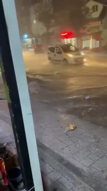 Kocaeli'de gece yarısı kabusu: Yollar göle döndü, sürücüler zor anlar yaşadı