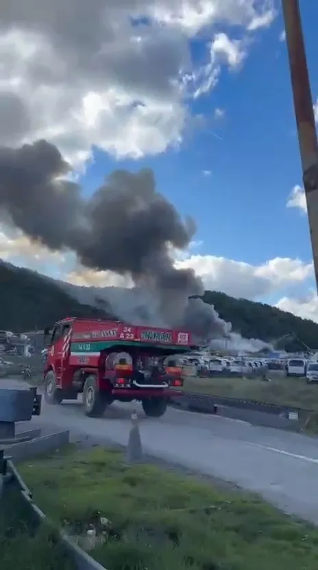 Eyüpsultan'da korkutan alevler: Otopark alevlere teslim oldu