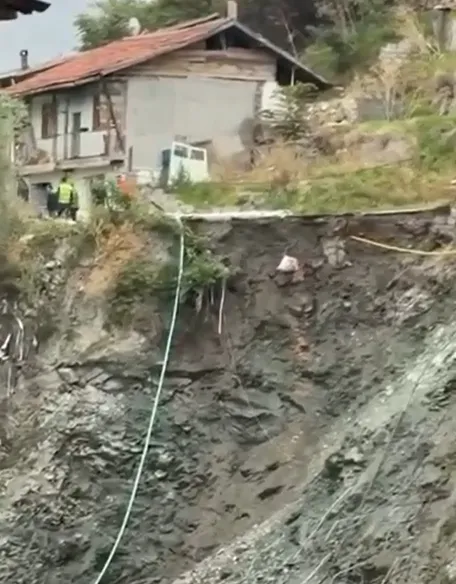 Tokat'ta inşaat paniği: Yolun çökmesiyle evler boşaltıldı