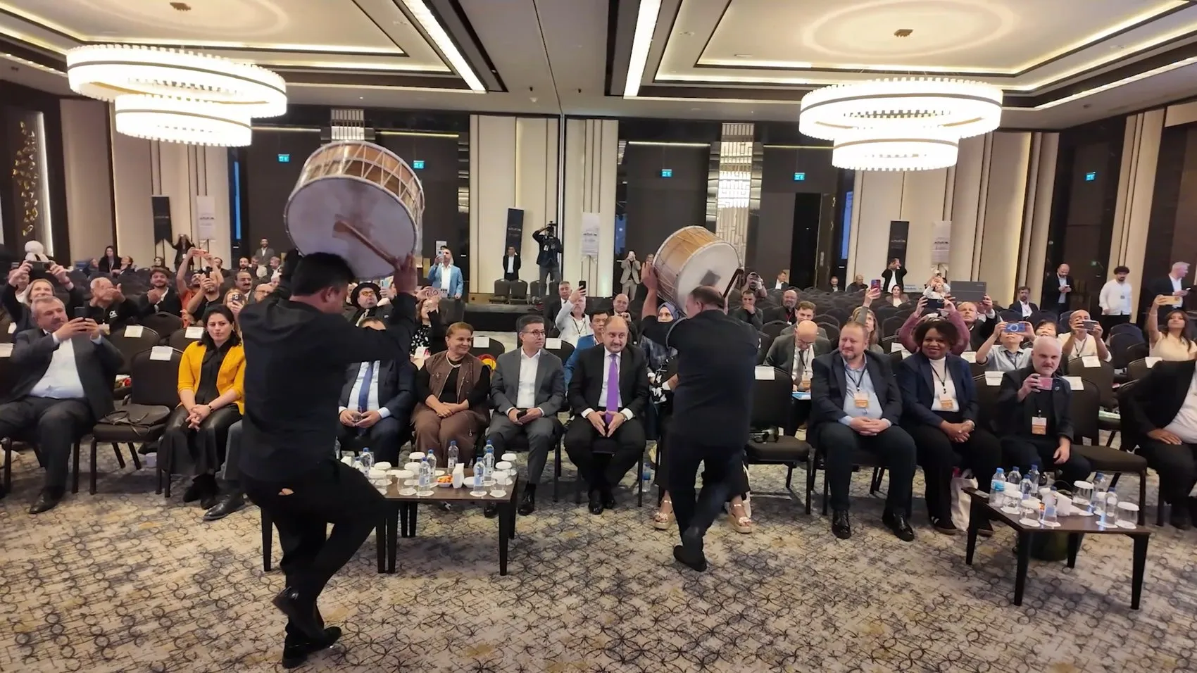 Şanlıurfa'da tarihi buluşma: Gazellerin yanık sesi opera ezgileriyle harmanlandı