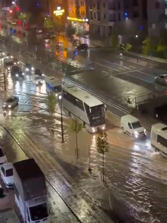 Malatya'da akşam saatlerinde gökyüzü aydınlandı: Sağanak hayatı felç etti