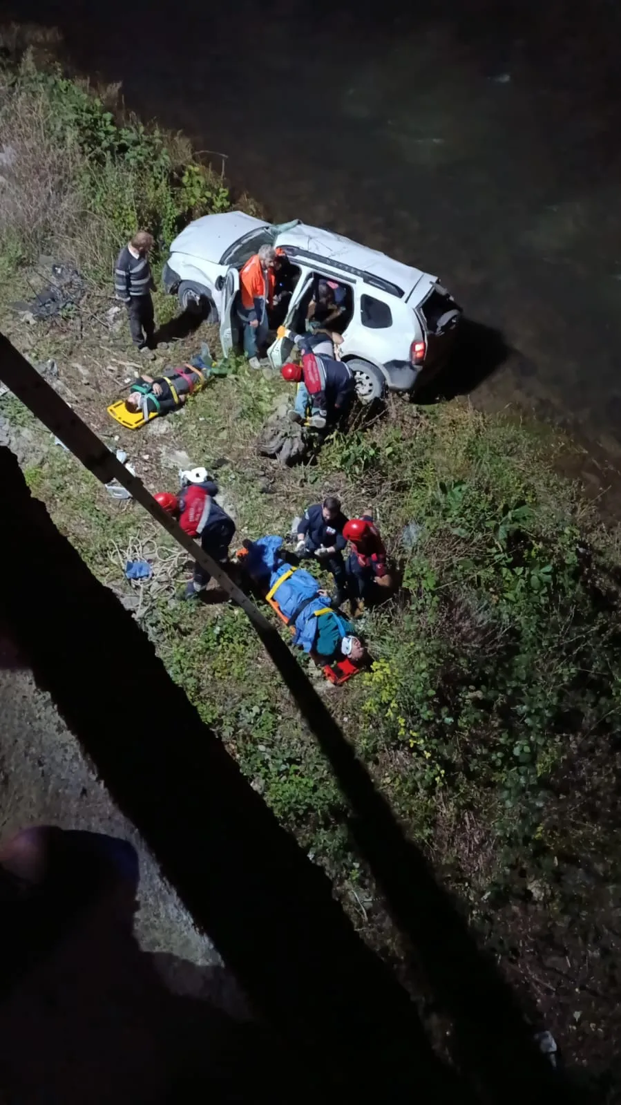 Araklı'da korku dolu anlar: Bariyerleri aşan cip dereye uçtu