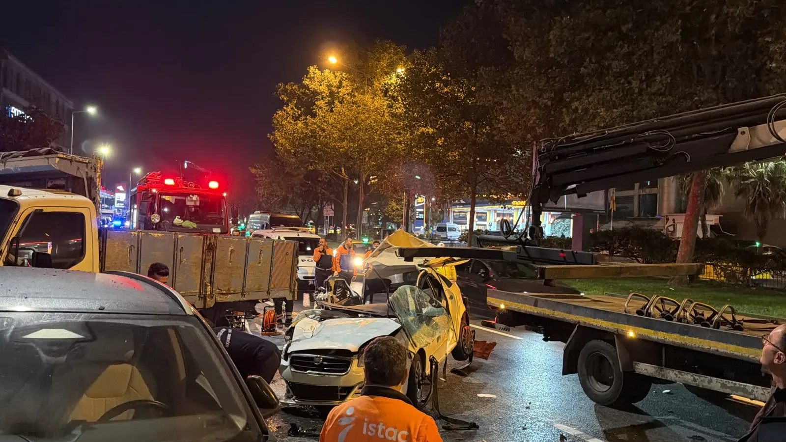 Beyoğlu'nda gece yarısı dehşeti: Makas atan otomobil ortalığı savaş alanına çevirdi