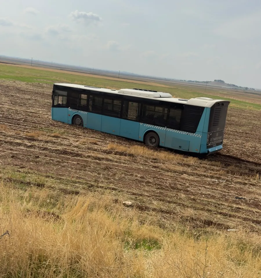 Diyarbakır'da korku dolu anlar: Freni boşalan otobüs tarlaya daldı
