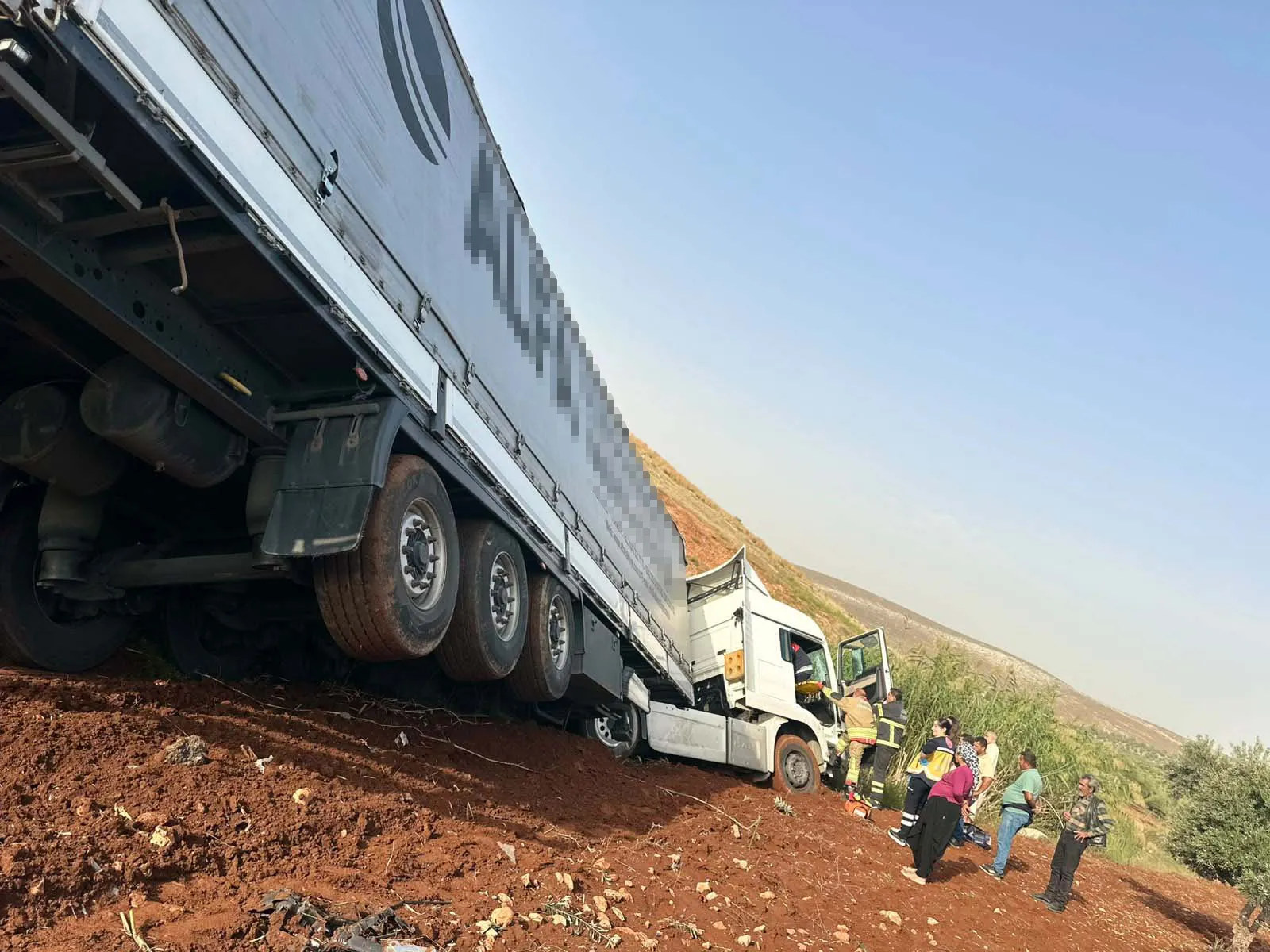 Reyhanlı yolunda korkunç kaza: Kontrolden çıkan TIR zeytinliğe uçtu