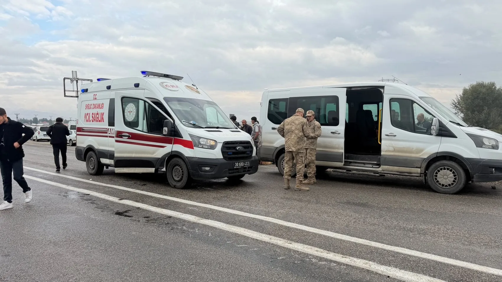 Yüksekova'da okul yolu kabusa döndü: Servis kazasında 12 öğrenci yaralandı
