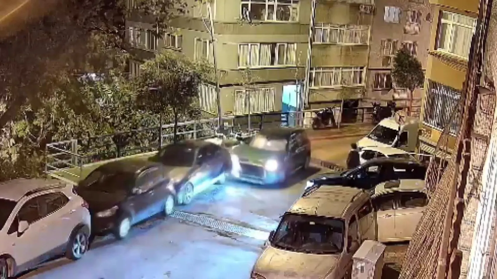 Beşiktaş'tan Şişli'ye uzanan alkollü kaçış: Park halindeki araçları birbirine kattı