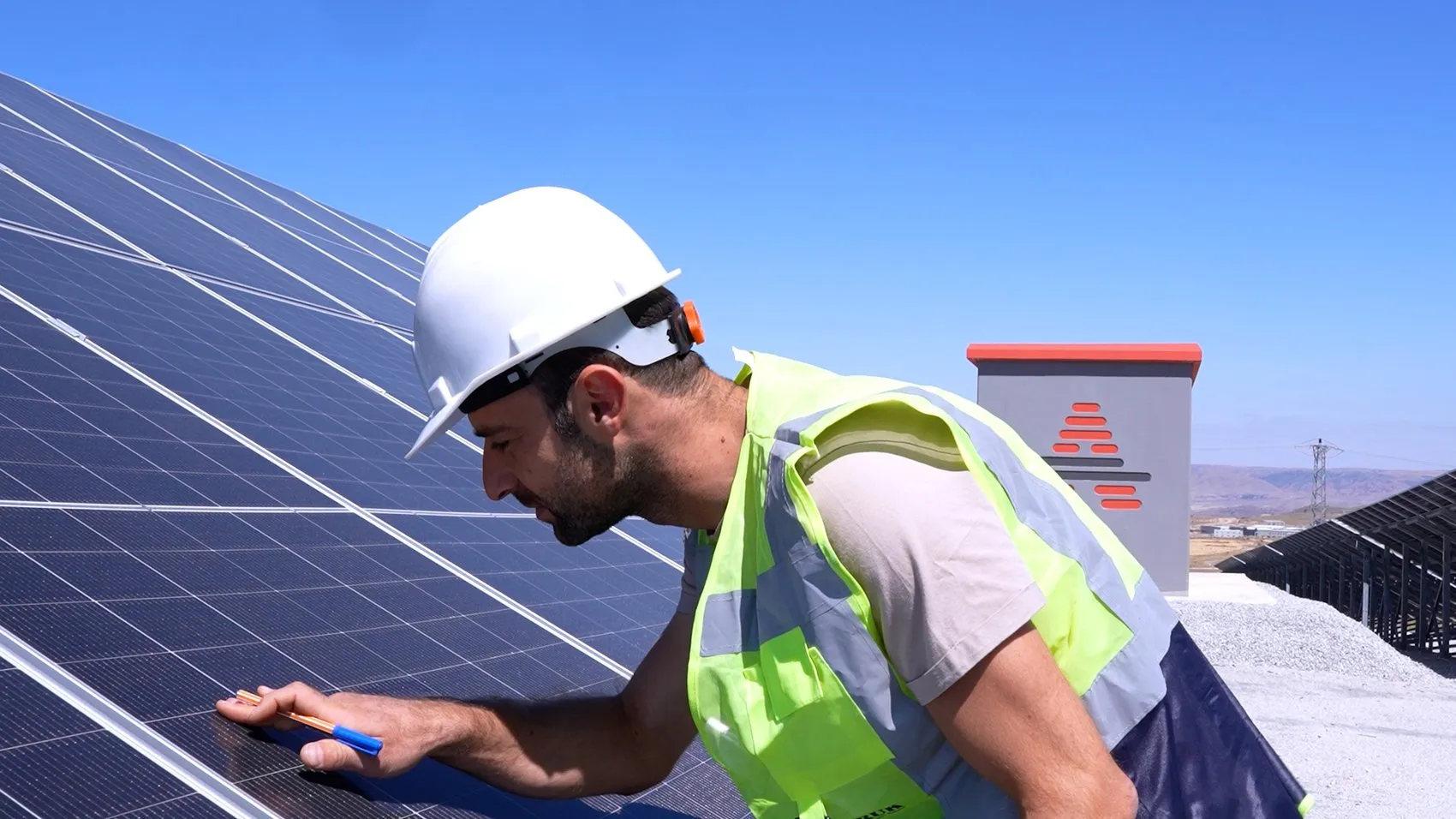 Bakanlıkta güneş devrimi: Ankara'daki yerleşke artık kendi elektriğini üretiyor