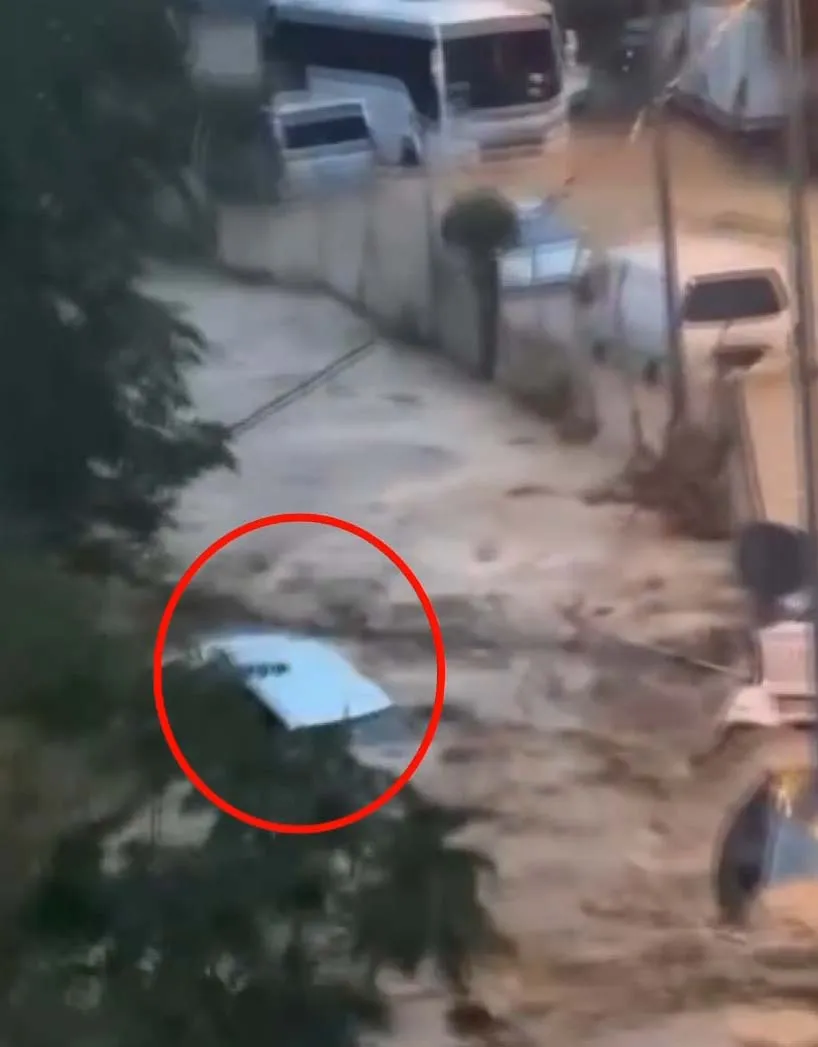 Sarıyer'deki sel felaketinde dehşet anları: Kayıp aracın sulara gömüldüğü o saniyeler görüntülendi