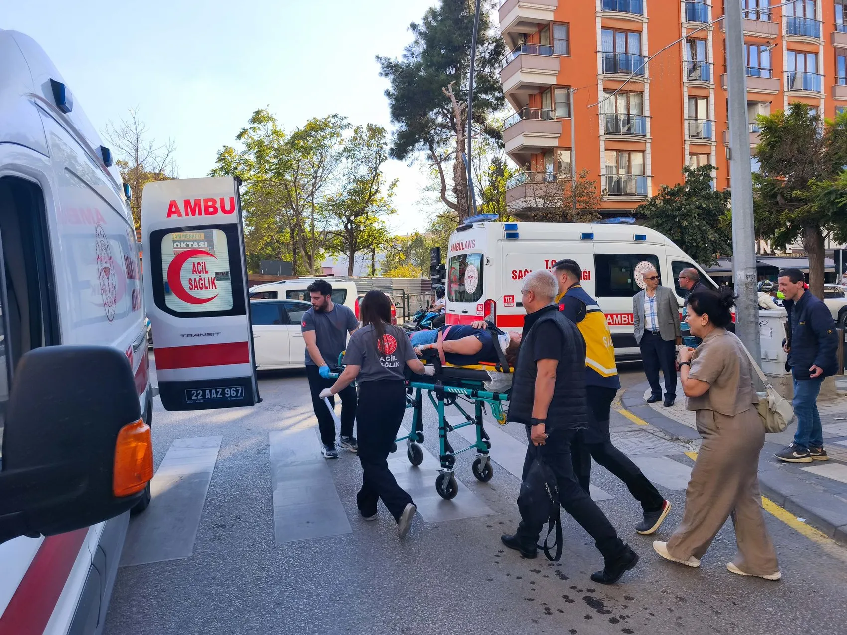 Keşan'da minibüs dehşeti: Yolun karşısına geçmek isteyen iki kadın yaralandı