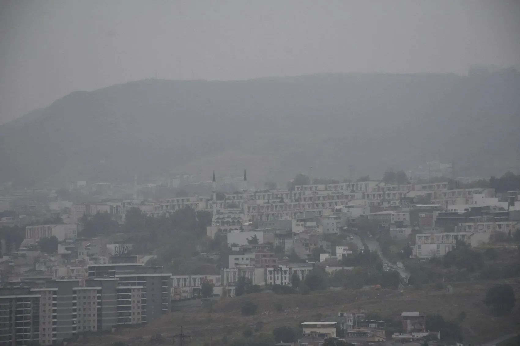 İzmir'de alışılmadık manzara: Yağmur sonrası şehri sis esir aldı