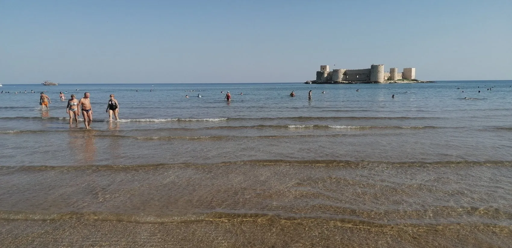 Takvimler ekimi gösterse de Mersin'de yaz bitmiyor: Tatilciler rotayı Kızkalesi'ne çevirdi