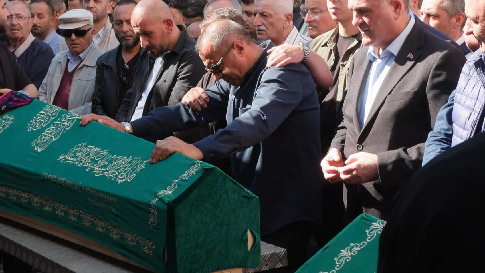 Maltepe'deki faciada yürek yakan veda: İki kardeş yan yana son yolculuğuna uğurlandı