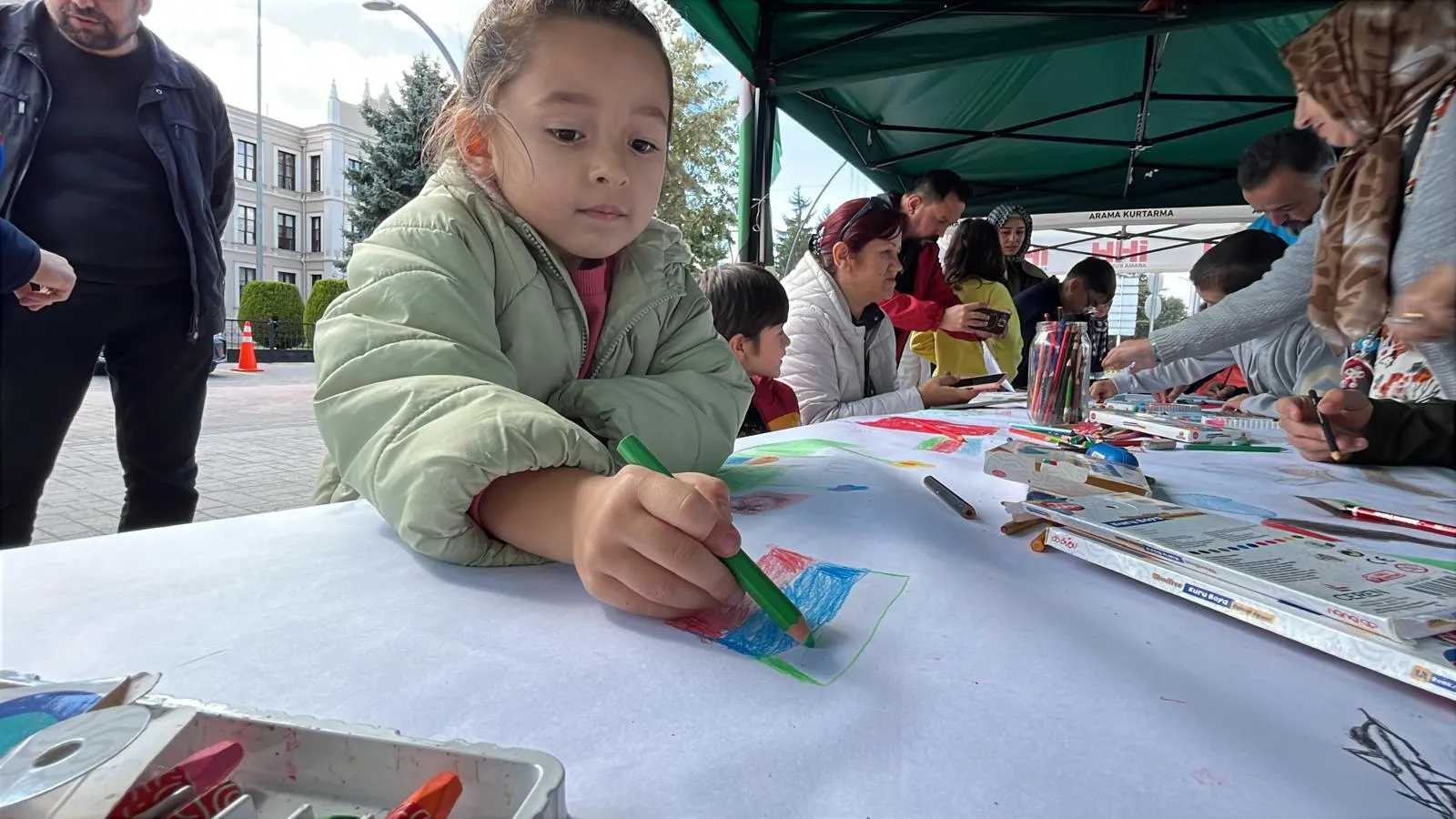 Bolu'nun minik elleri Gazze'deki akranları için fırçayı eline aldı