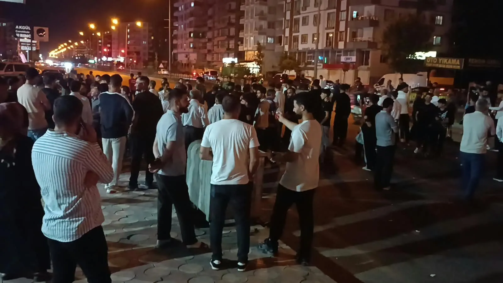 Batman'da yaya geçidi dehşeti: Öfkeli mahalleli yolu trafiğe kapattı