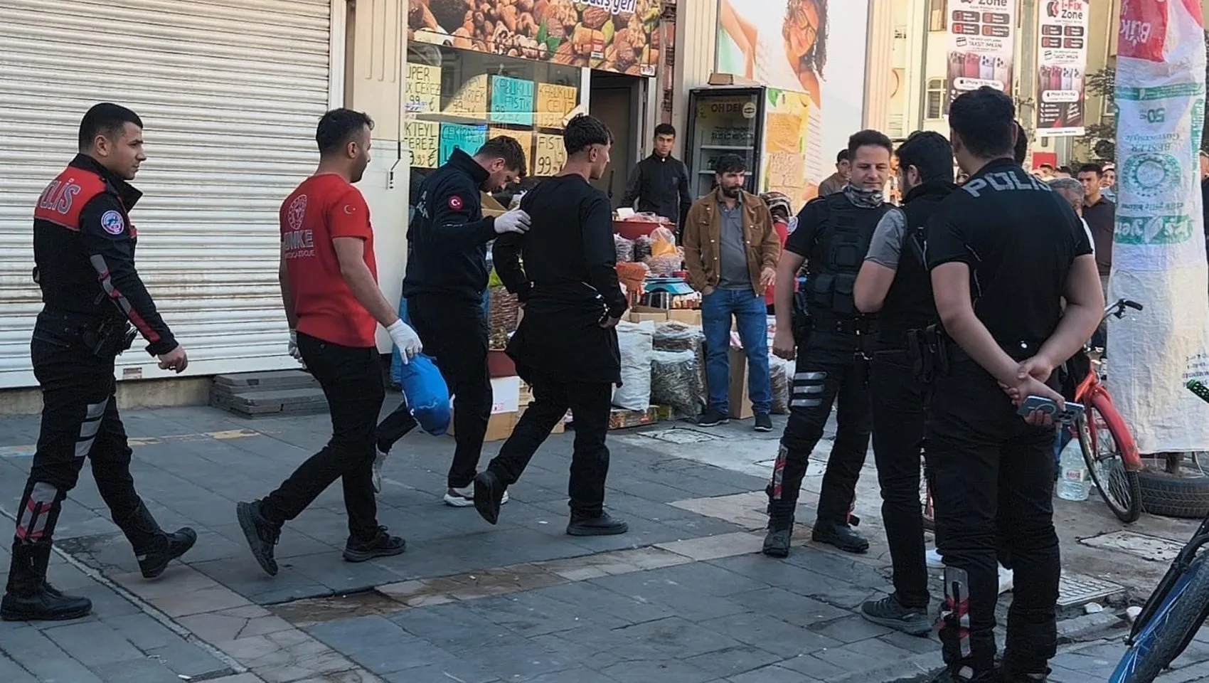 Iğdır'da alışveriş merkezinde dehşet anları: 7 kişi tek bir genci hedef aldı