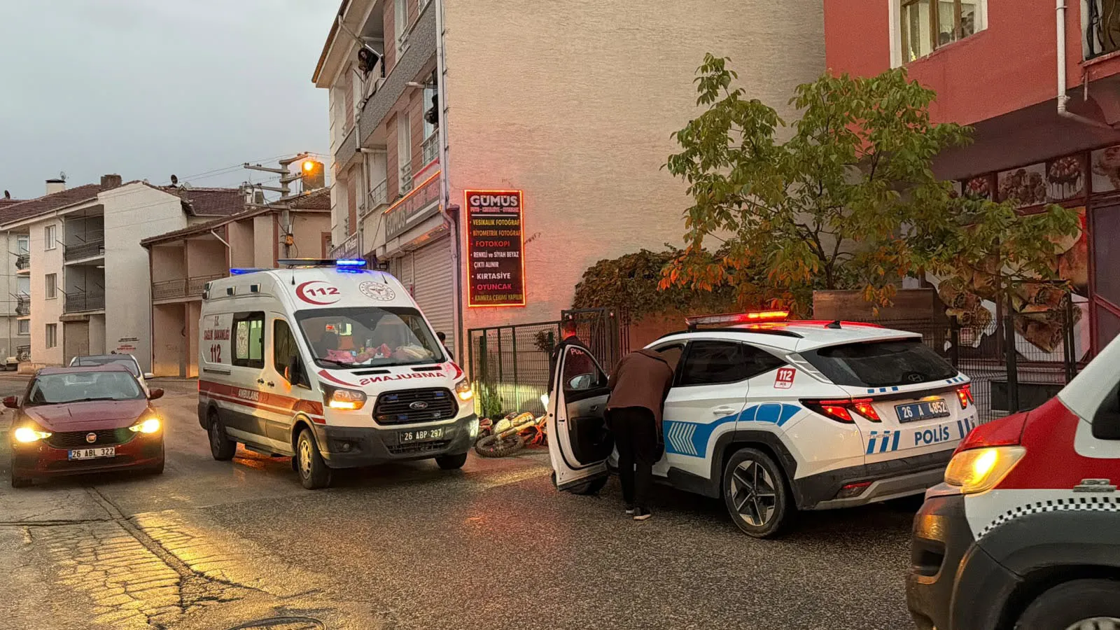 Polisten kaçarken servet değerinde ceza ile karşılaştı: Motosikletli sürücünün tehlikeli kovalamacası hastanede bitti