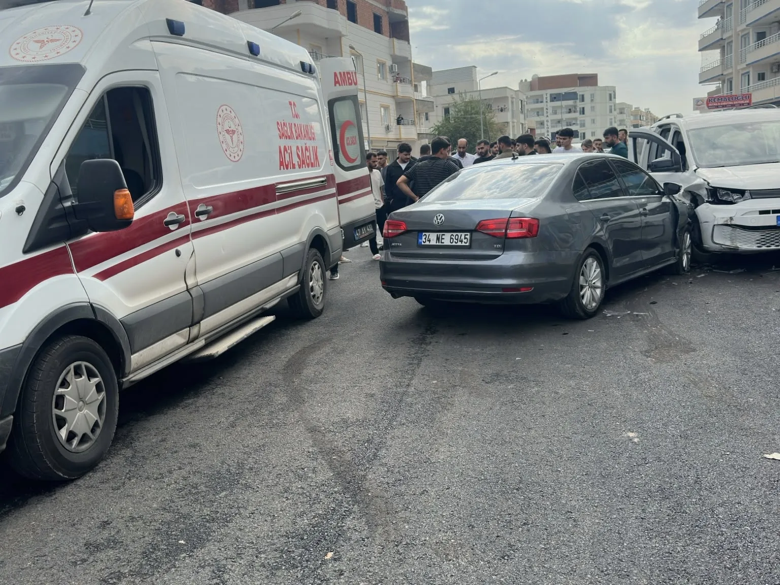 Nusaybin'de saniyelerle ölçülen dehşet: Araçtan indiği an otomobil çarptı