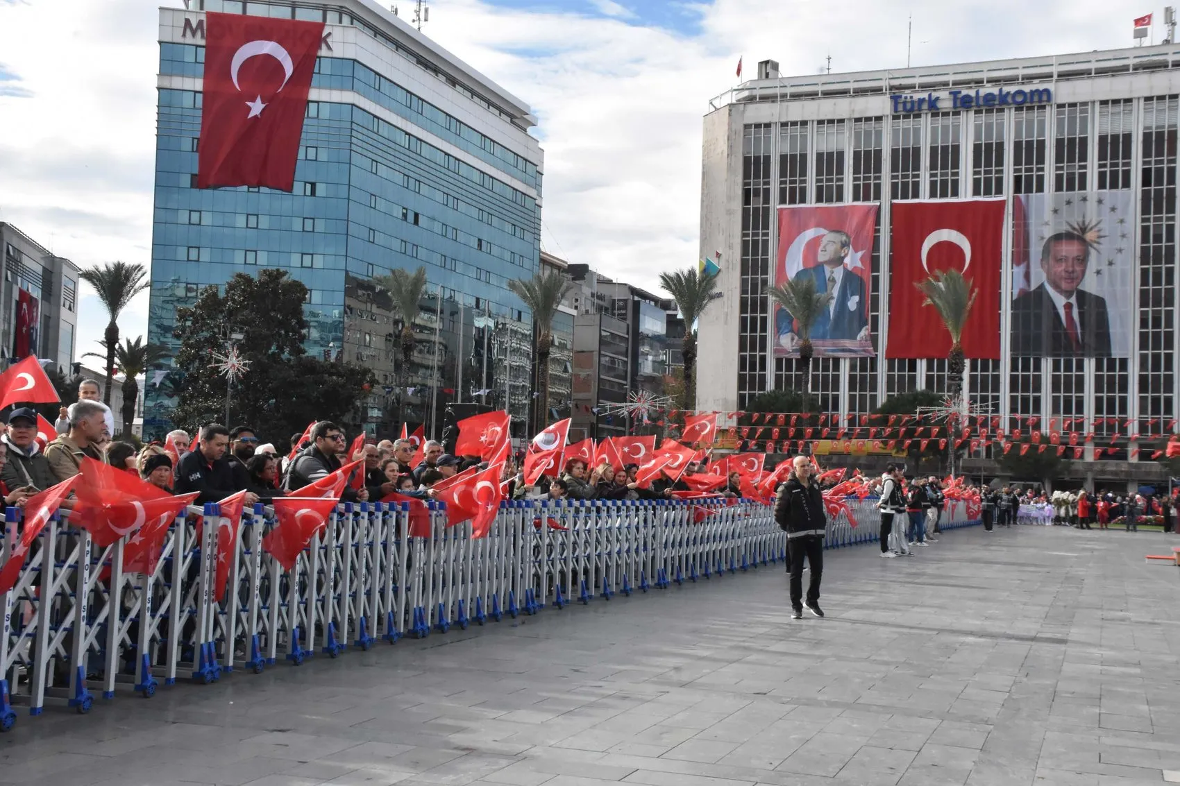 İzmir'de Cumhuriyet coşkusu: Meydanlar 103'üncü yılın gururuyla doldu taştı