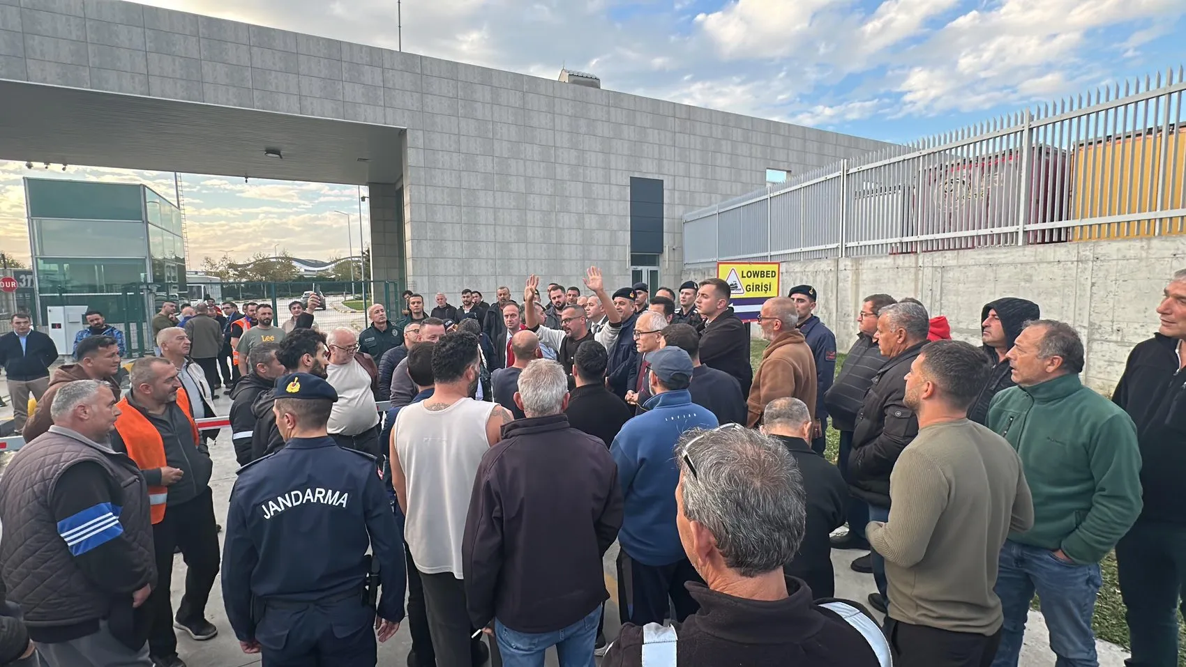 Hamzabeyli'de TIR trafiği durdu: Şoförlerin sabrı taştı