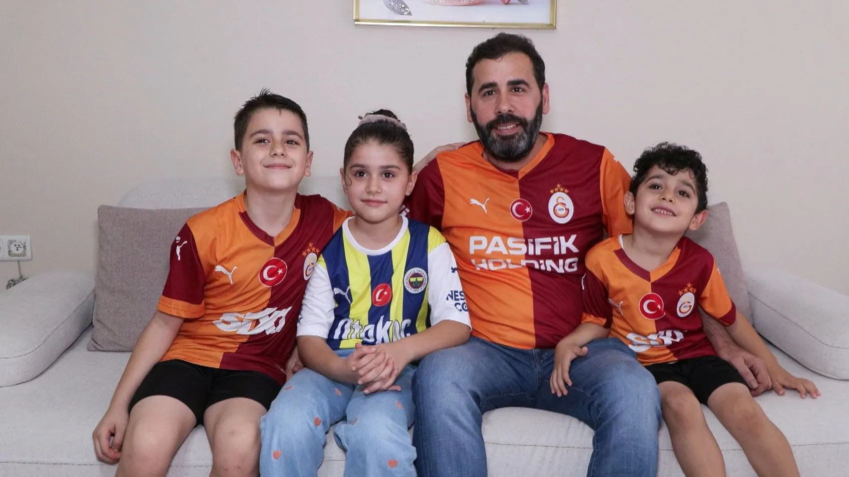 Tribünlerin en tatlı rekabeti: Galatasaraylı babanın yanında Fenerbahçe formasıyla derbi heyecanı