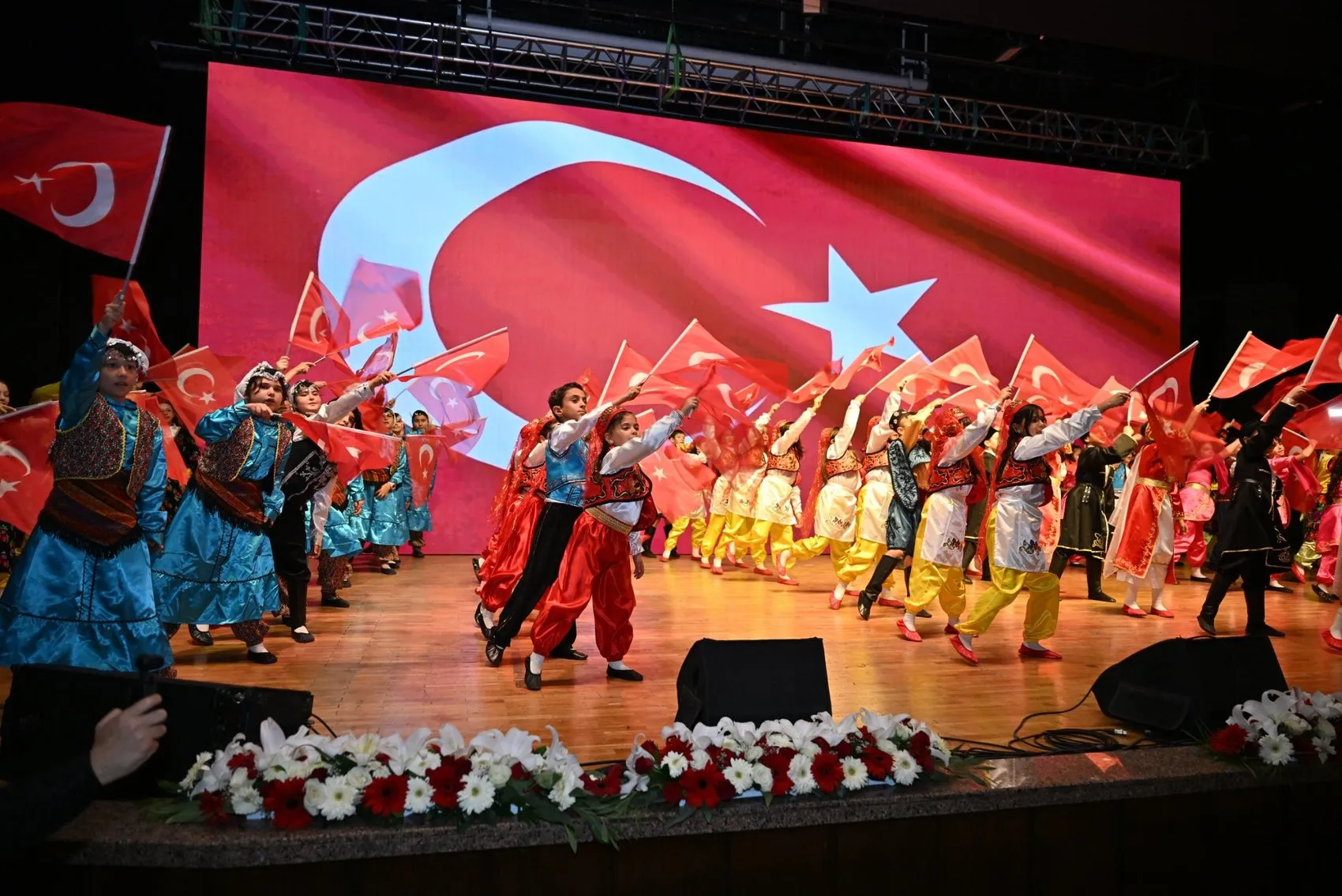 Genç kalemler ve fırçalar Cumhuriyet coşkusunu Ankara'da zirveye taşıdı