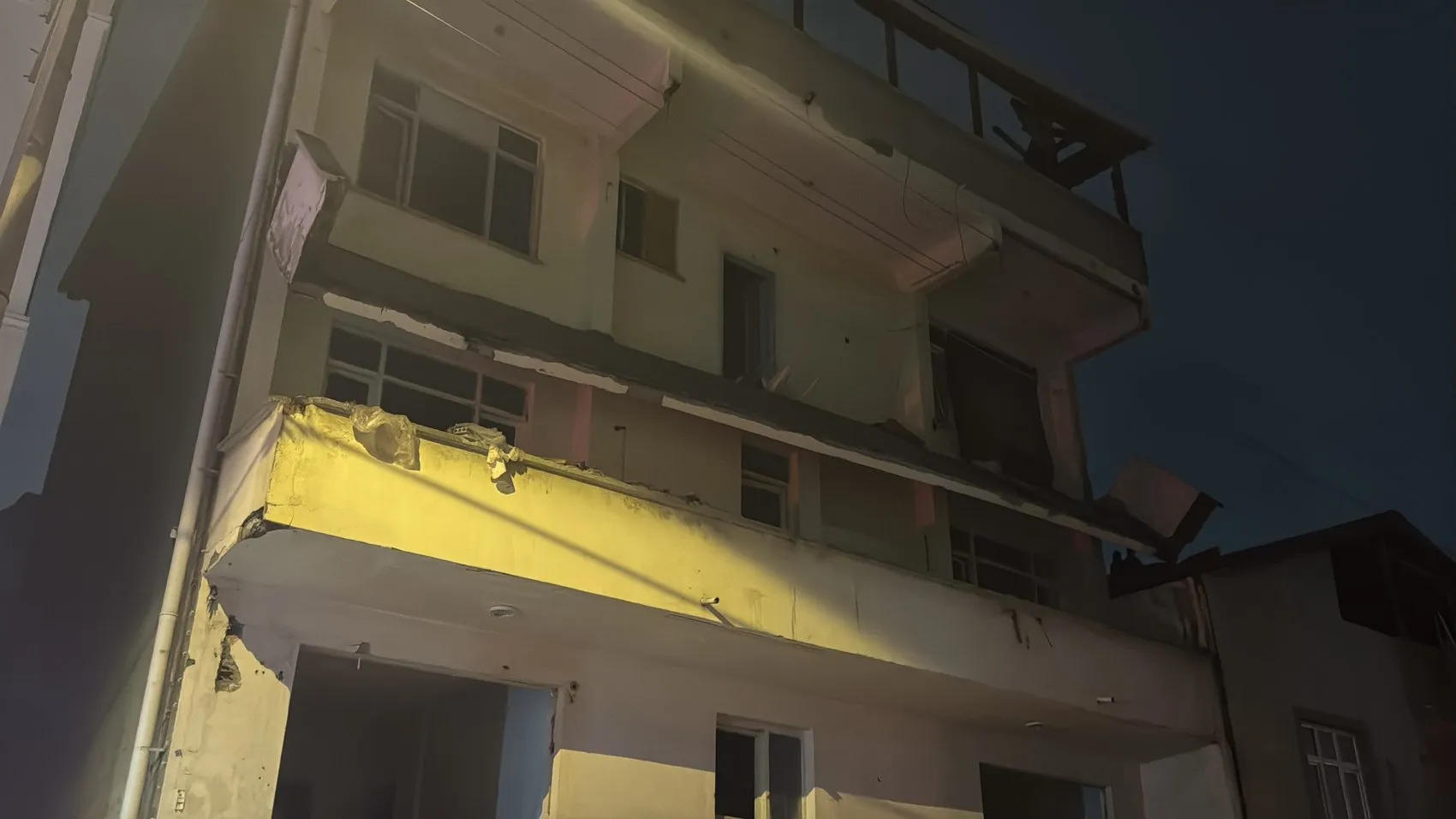 Darıca'da gece yarısı korkutan çökme: Metruk binada tehlike çanları çalıyor