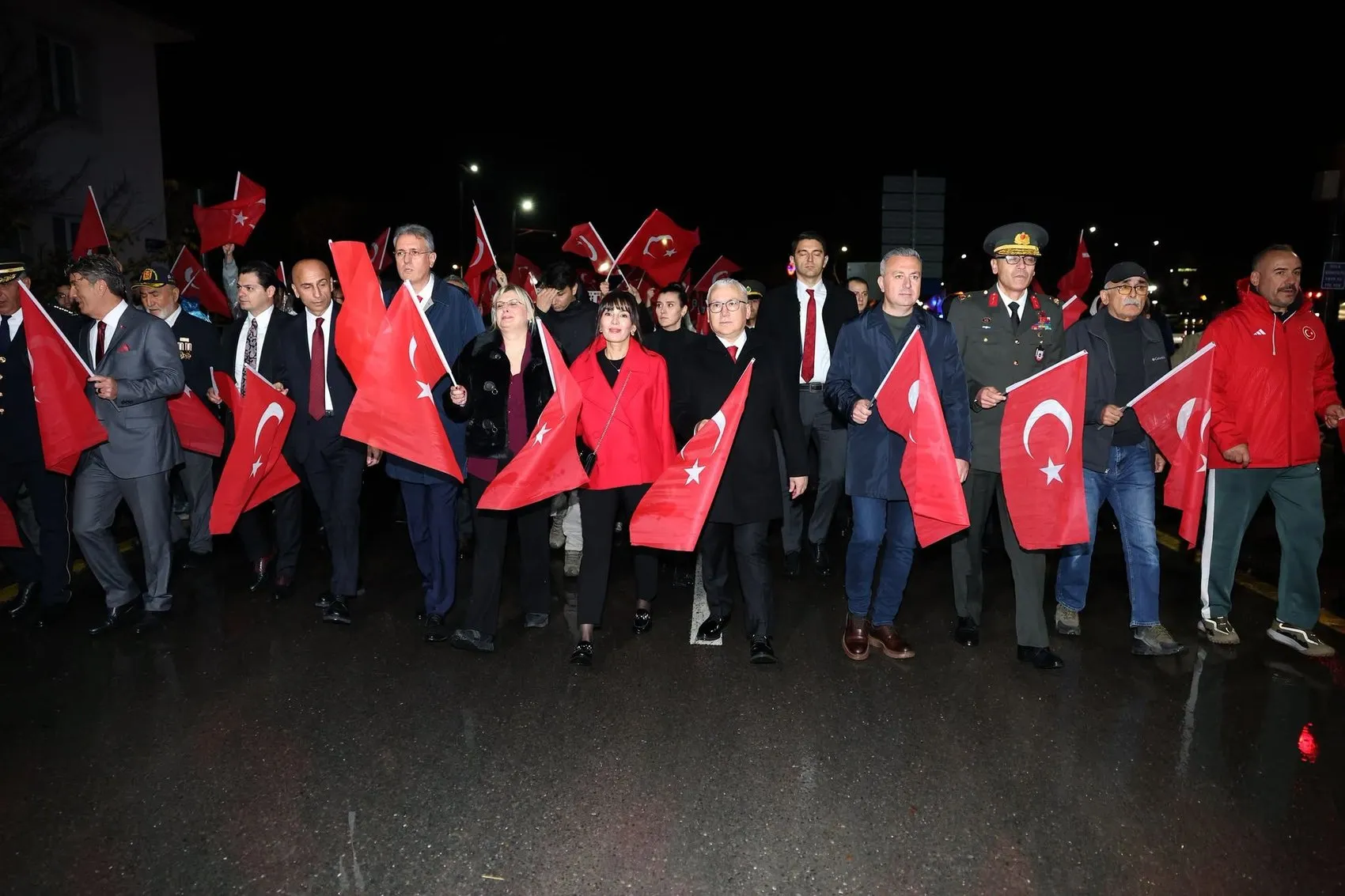 Cumhuriyetin doğduğu şehirde bayram coşkusu: Sivas sokakları kırmızı beyaza büründü
