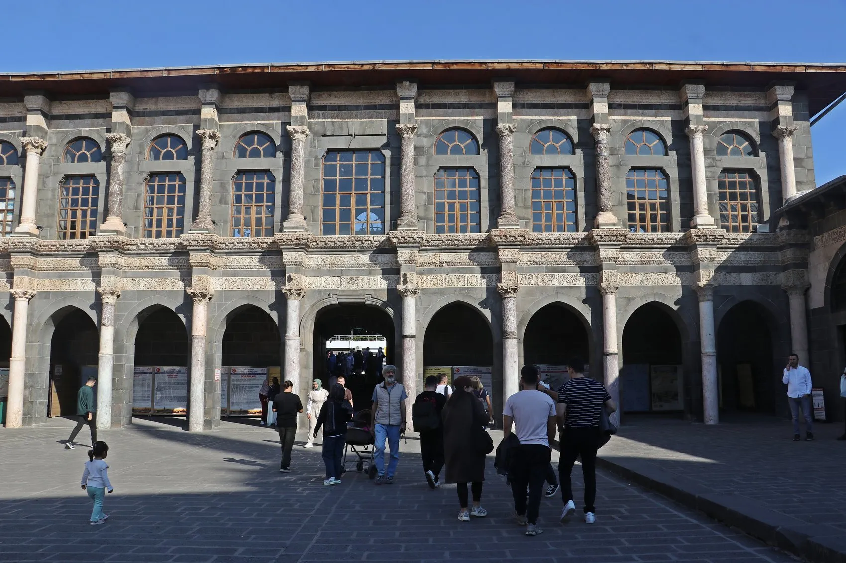 Diyarbakır’da turizm patlaması: Tarihi surların gölgesinde 1,3 milyonluk ziyaretçi akını