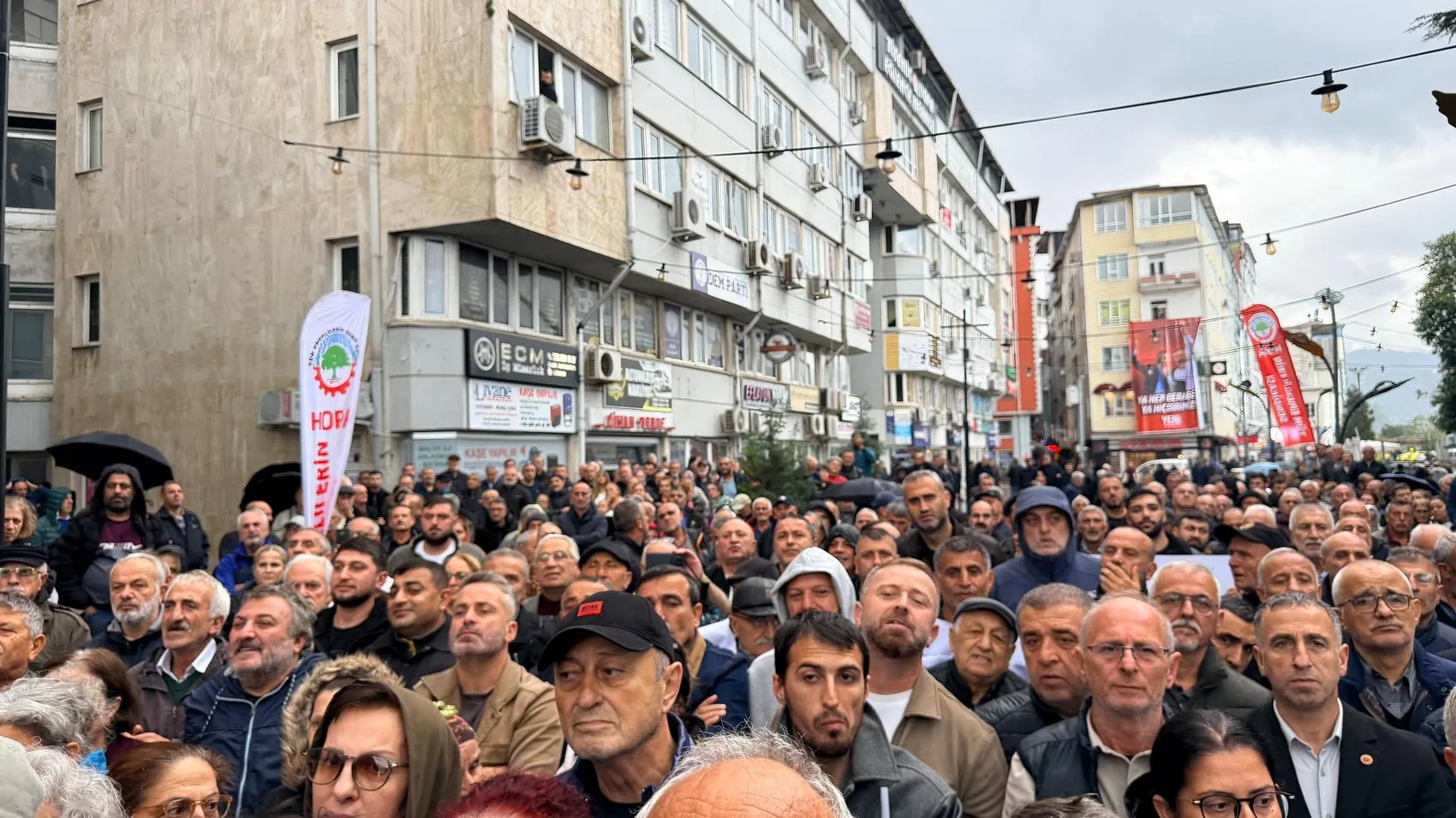 Özgür Özel'den Artvin'de sert çıkış: İktidarın fon oyunlarıyla kendi seçmenini bile soyduğu bir düzen var