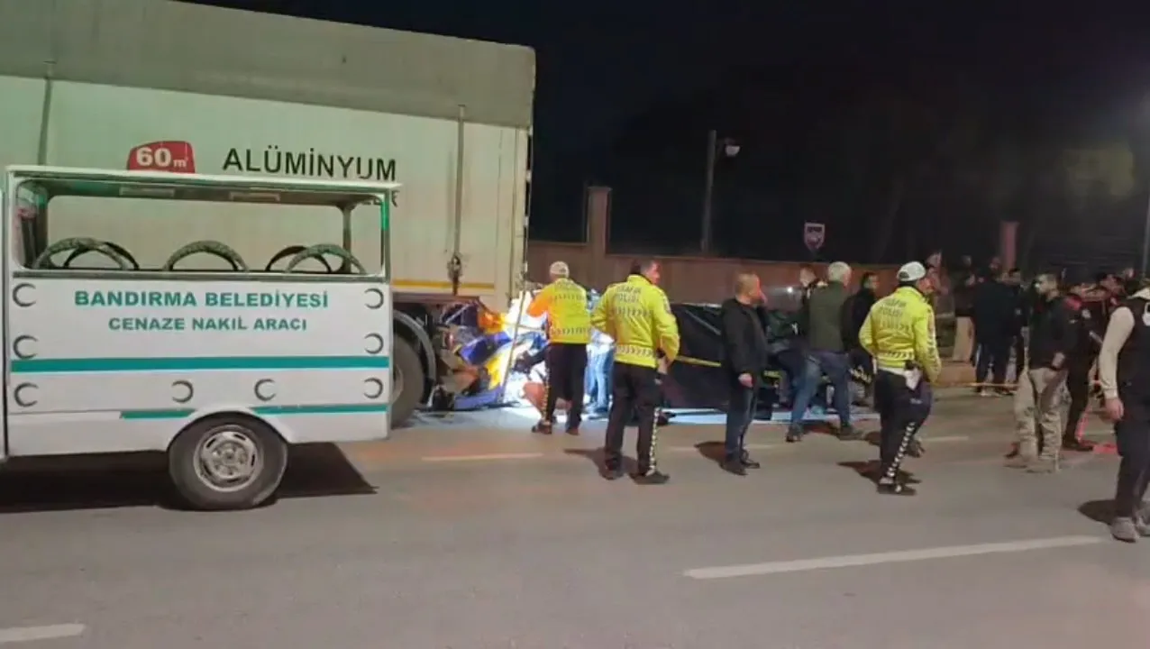 Bandırma'da geceyi karartan kaza: Emniyet şeridindeki TIR'a çarpan motosikletli hayatını kaybetti