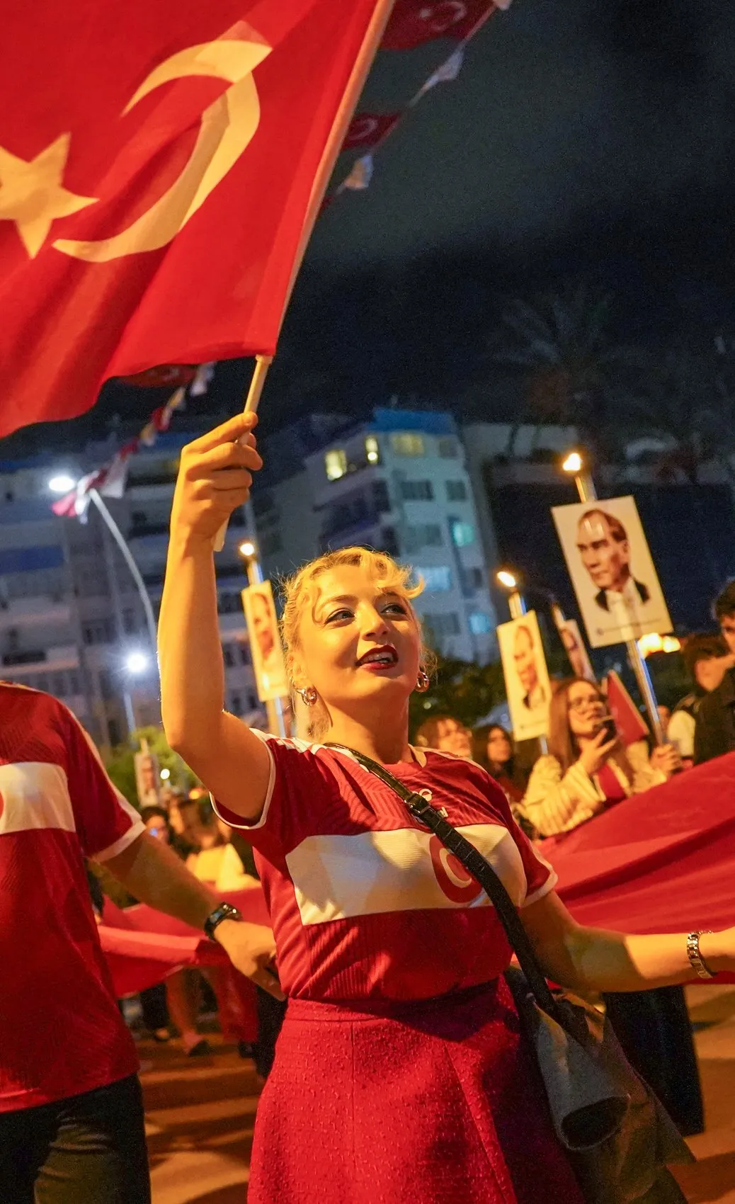 Antalya sokakları Cumhuriyet ışığıyla aydınlandı: Ertelenen coşku zirveye ulaştı