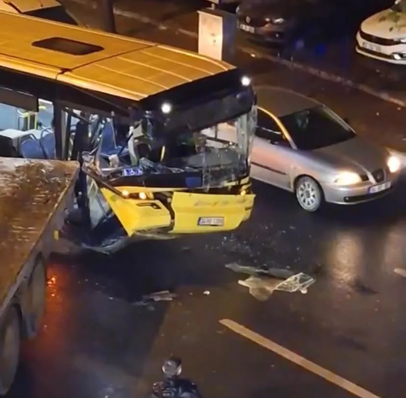 Bağcılar'da yağmur kazayı beraberinde getirdi: İETT otobüsü park halindeki araca daldı