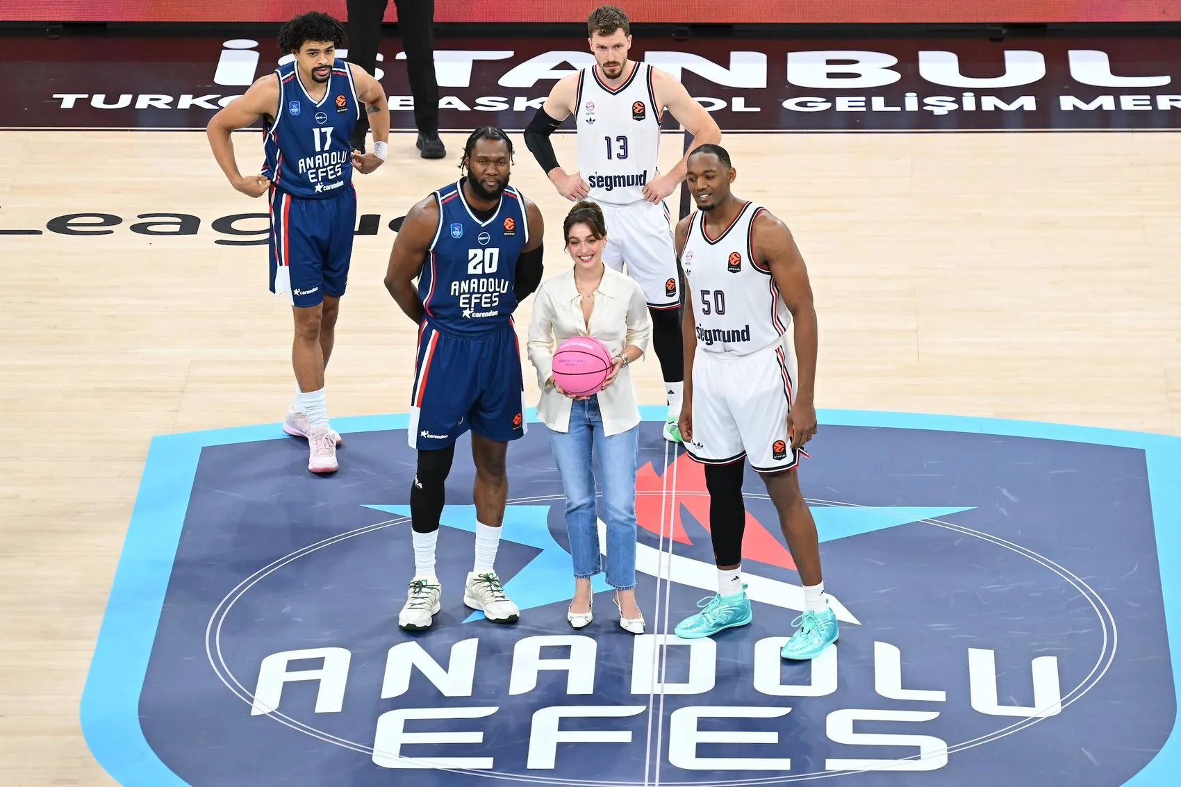 Cemre Baysel'den Sağlık İçin Anlamlı Dokunuş: Pembe Top Sahalara Döndü