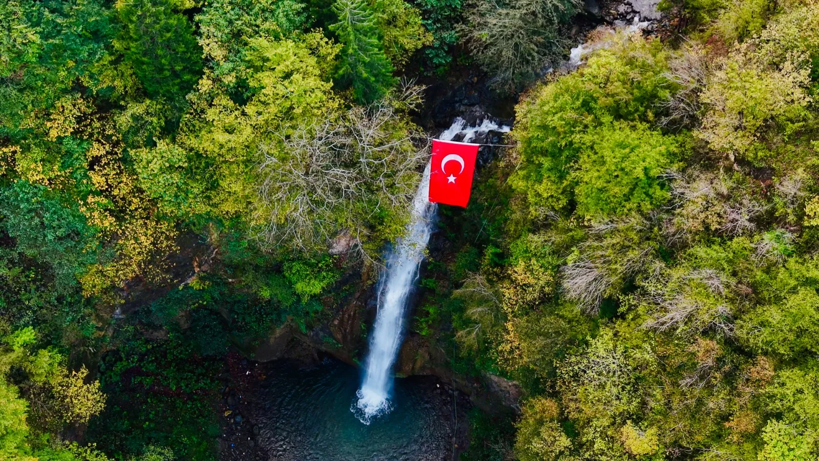 Giresun'un sarp yamaçlarında Cumhuriyet coşkusu: Şelale sularına karşı dev bayrak