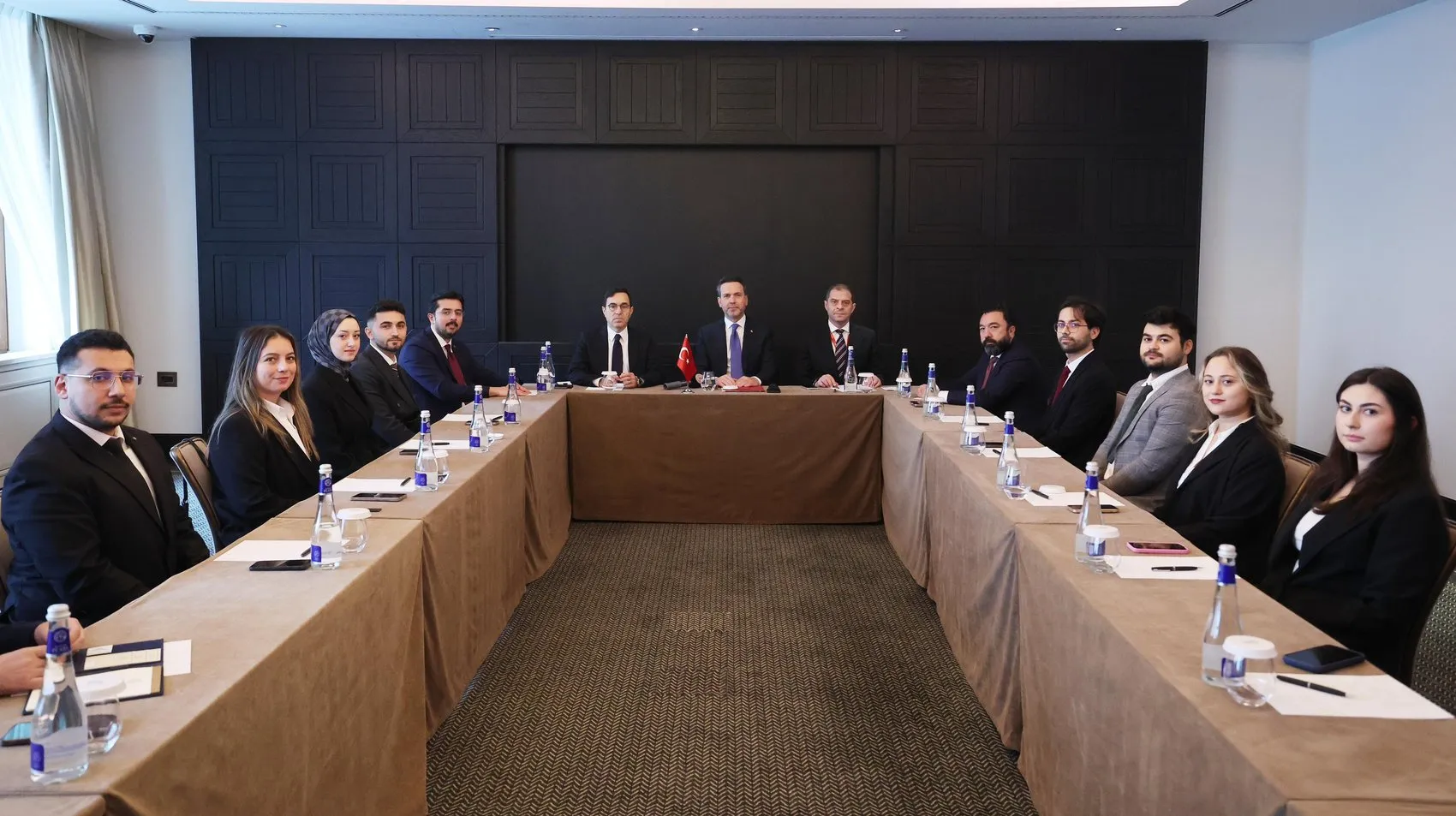Enerji koridorlarında atıl kapasite alarmı: Bakan Bayraktar'dan küresel piyasalara kritik çağrı