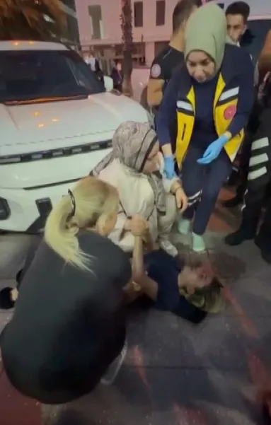 Adana'da dehşet anları: Sokak ortasında eşine bıçaklı saldırı düzenledi