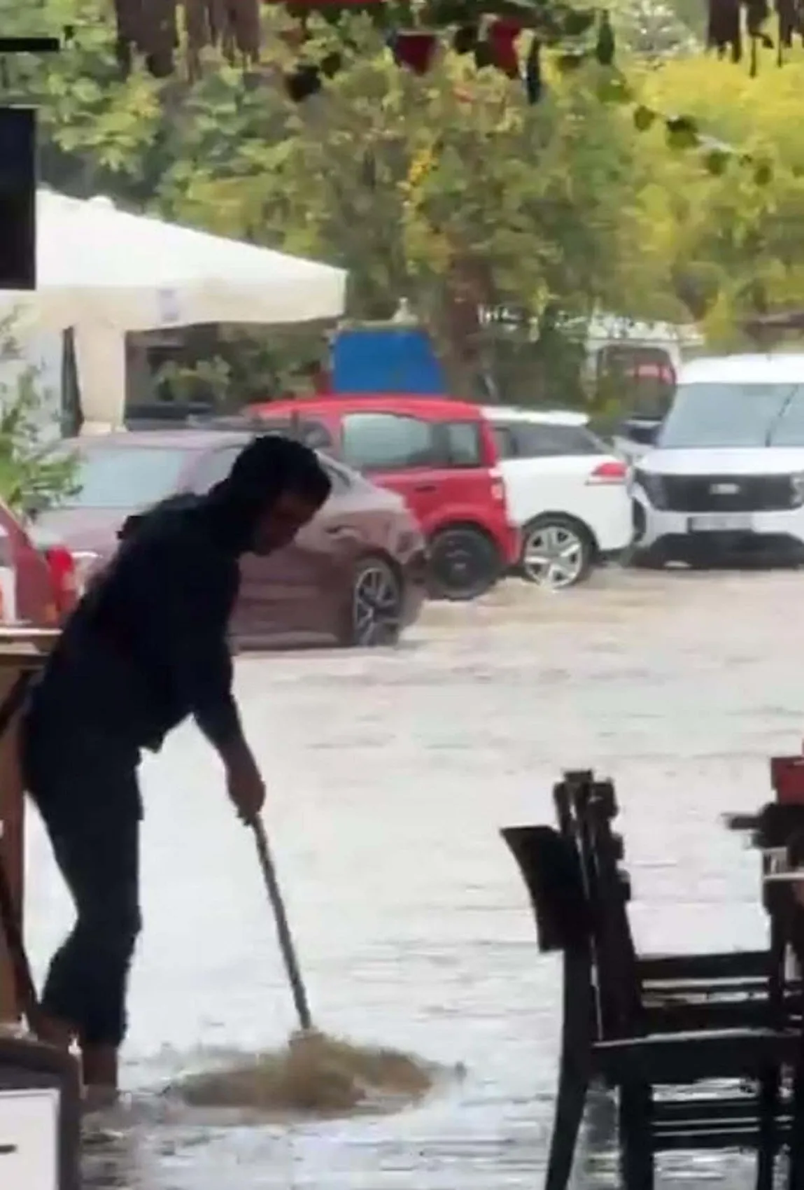 Çeşme'de aniden bastıran yağış hayatı felç etti