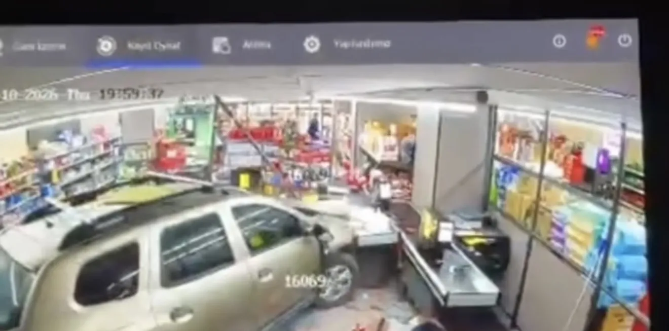 Park etmeye çalışırken marketin içine daldı: O anlar saniye saniye kaydedildi