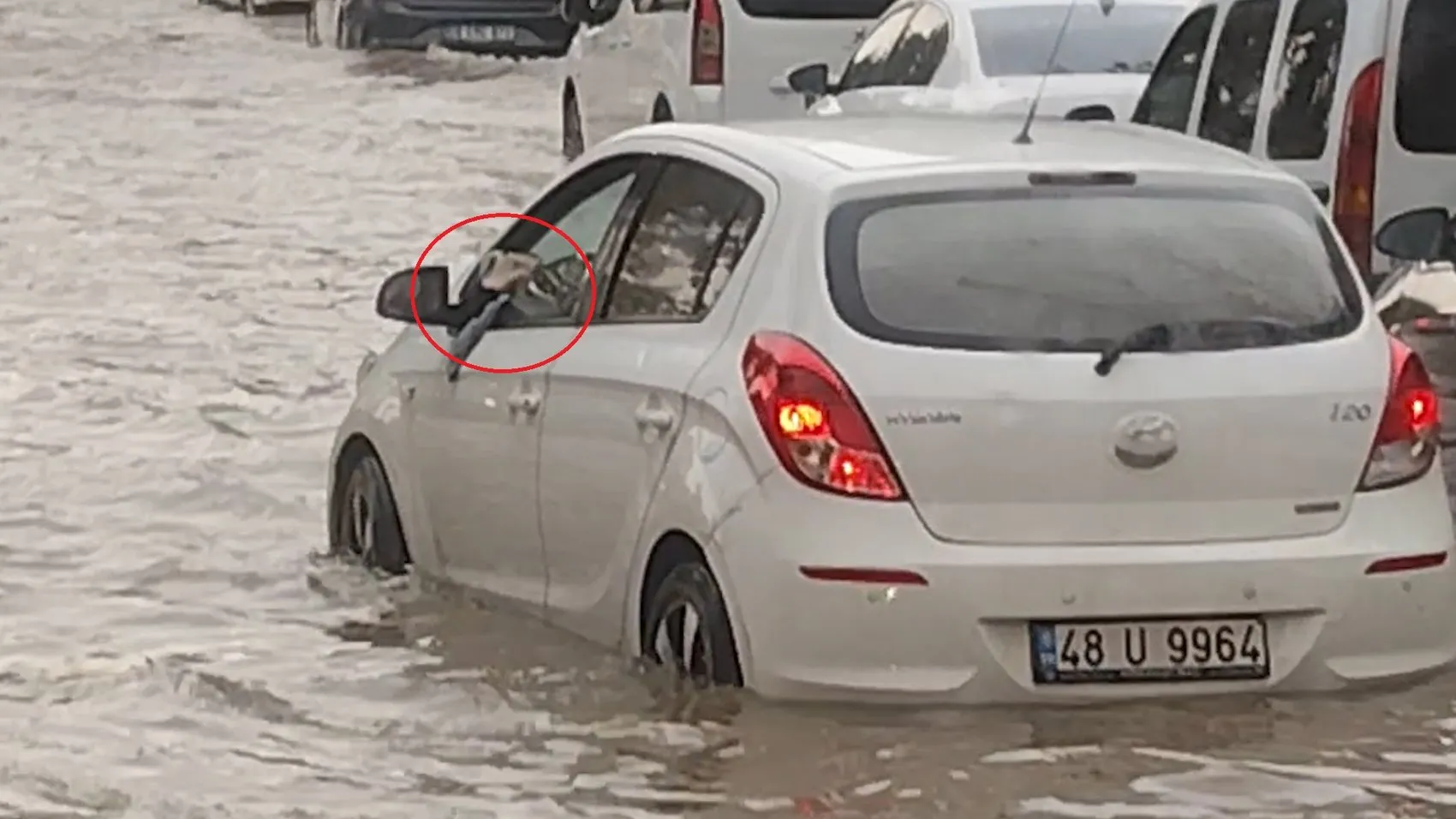 Diyarbakır'da şaşkına çeviren görüntü: Otomobiline dolan suyu bardakla boşalttı