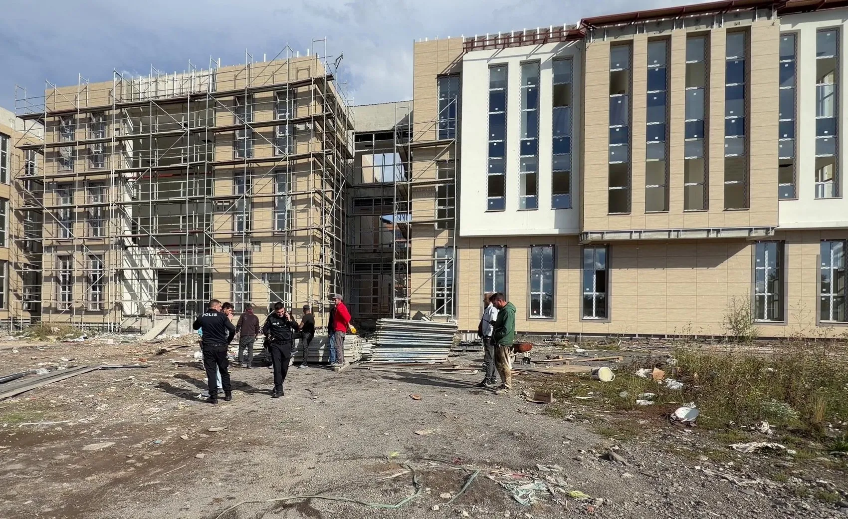 Erzurum'da inşaat faciası: Asansör montajı sırasında metrelerce aşağı çakıldı