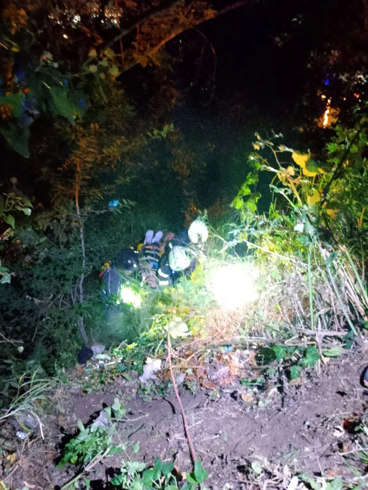 Samsun'da gece yarısı korkutan kaza: Yokuş aşağı yürürken 20 metreden uçtu