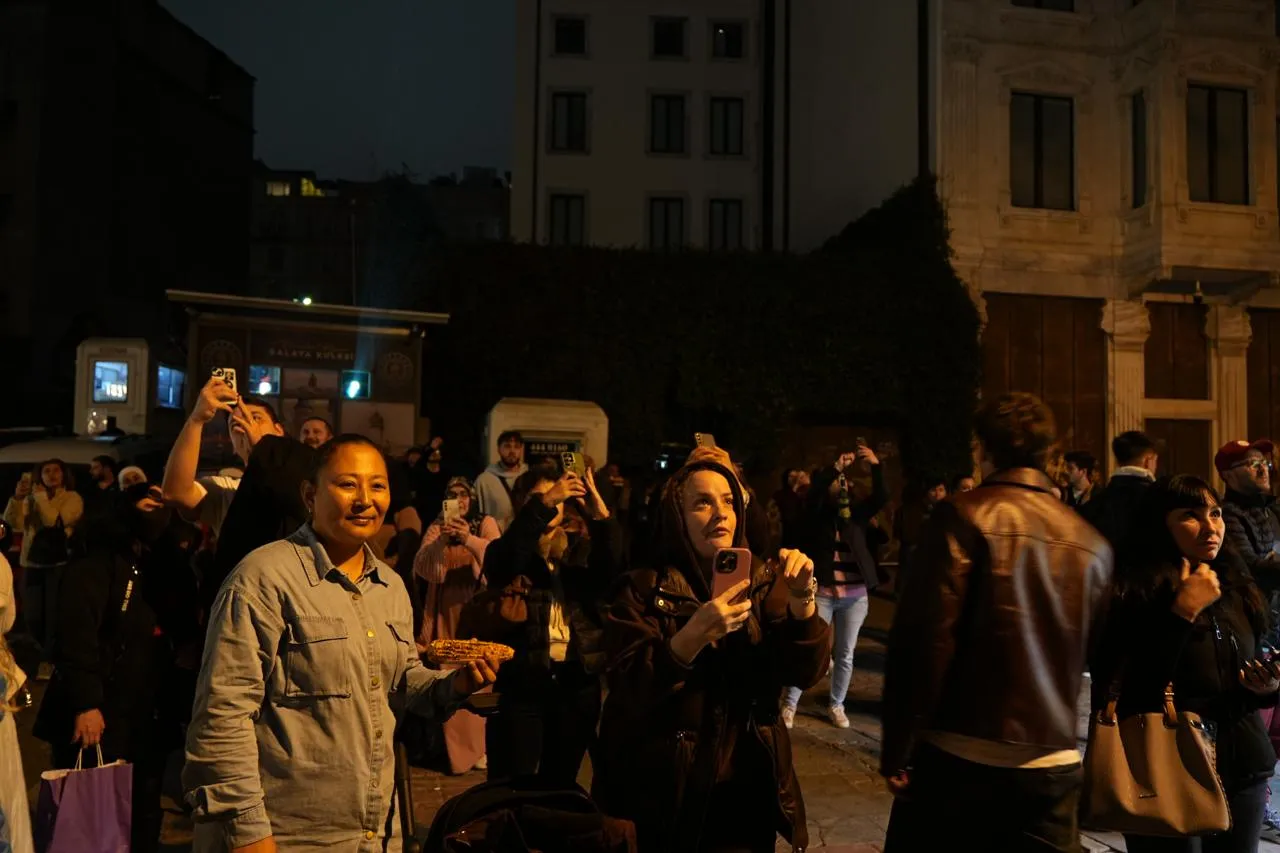 İstanbul'un silüetinde Cumhuriyet coşkusu: Galata Kulesi'nde Atatürk'lü kutlama