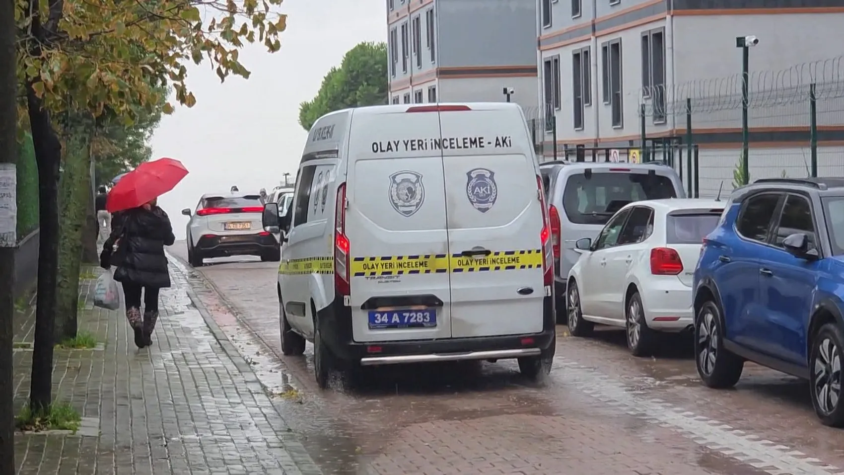 Okul önünde park kavgası kanlı bitti: Bekçiye saldıran veli ayağından vuruldu