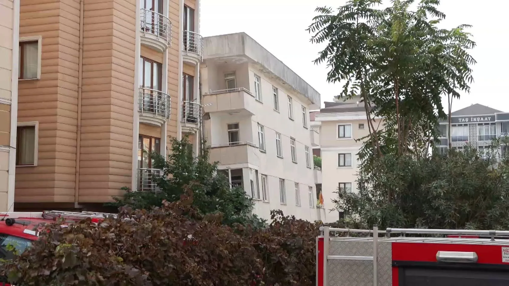 Maltepe'de zamana karşı yarış: 7 katlı binanın alt katları çöktü