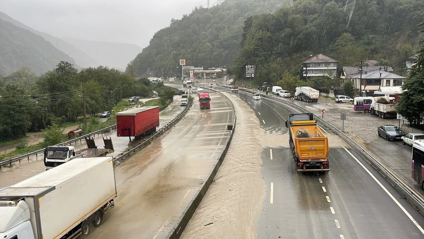Sakarya'da sağanak kabusu: D-650 kara yolunda sürücüler zor anlar yaşadı