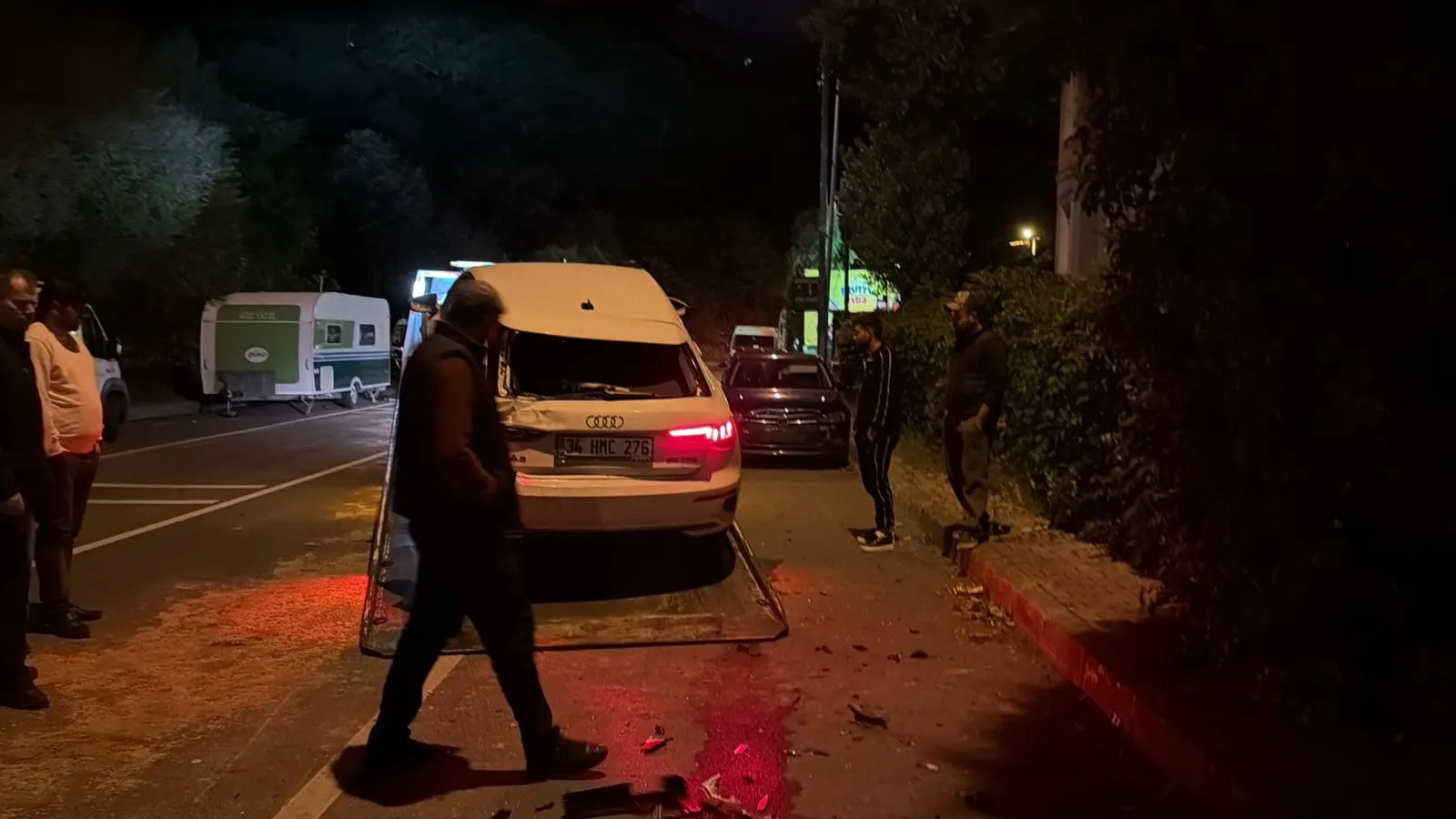 Sarıyer'de gece yarısı dehşeti: Kontrolden çıkan otomobil ortalığı savaş alanına çevirdi