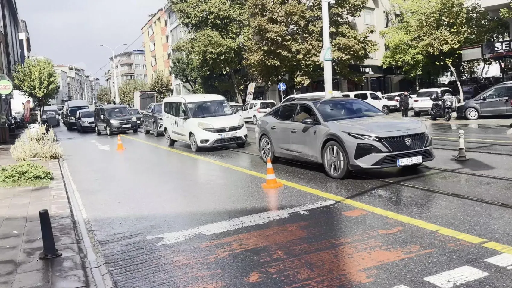Güngören'de raylı sistem hattında korkutan kaza: Minibüsle çarpıştı