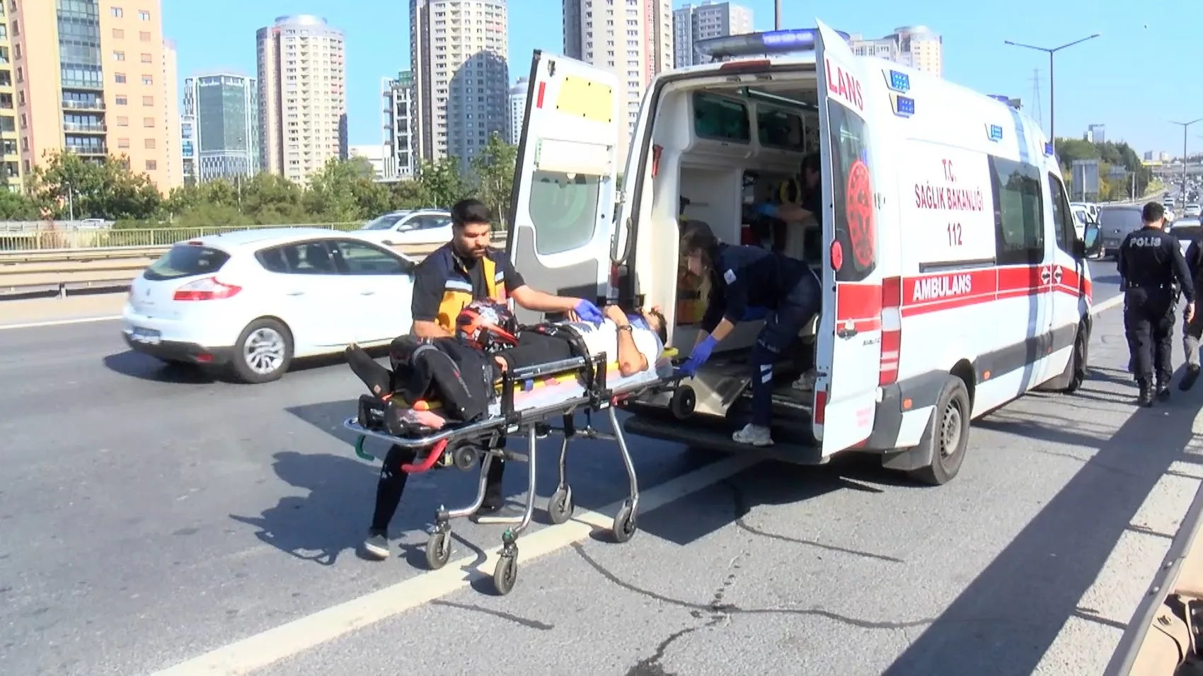 Ataşehir TEM bağlantı yolunda korkunç kaza: Motosikletli iki kişi yola savruldu