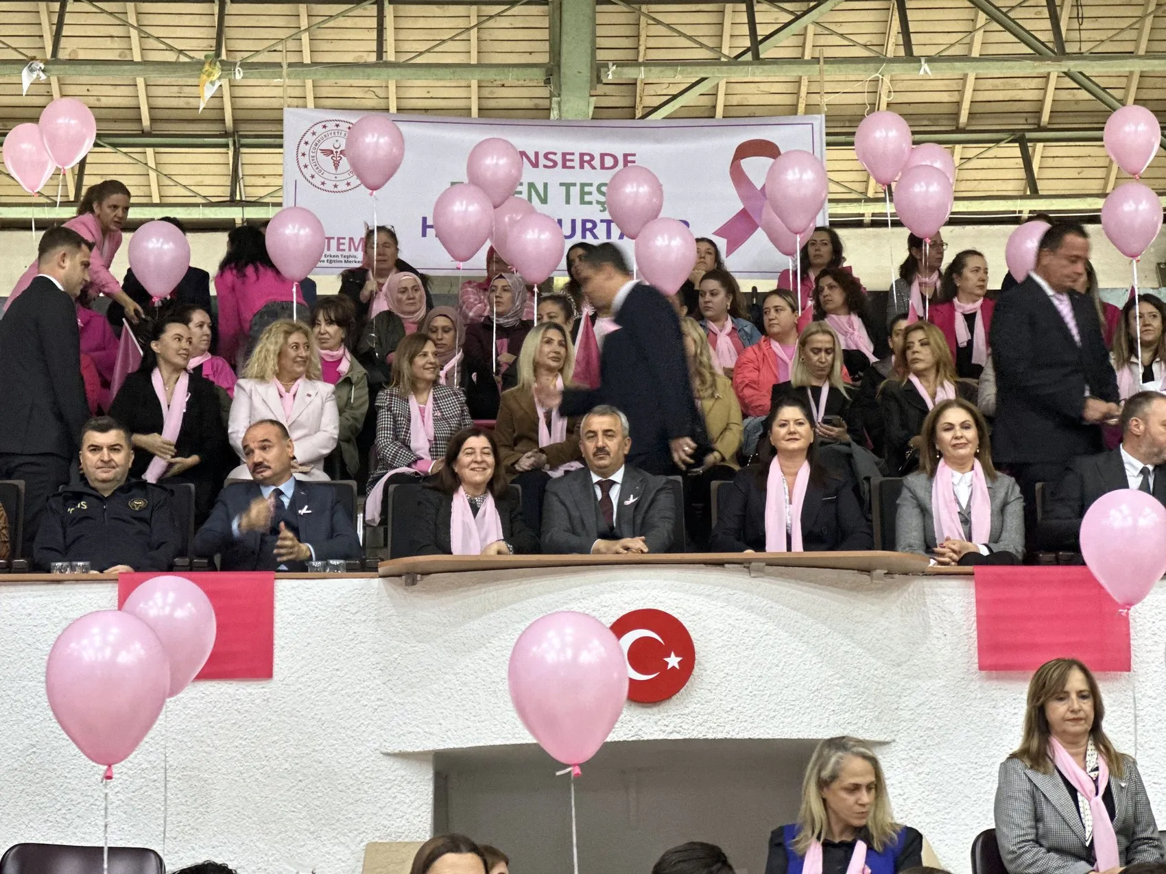 Edirne'de parke üzerinde pembe dayanışma: Sağlıkçılar erken tanı için sahaya indi